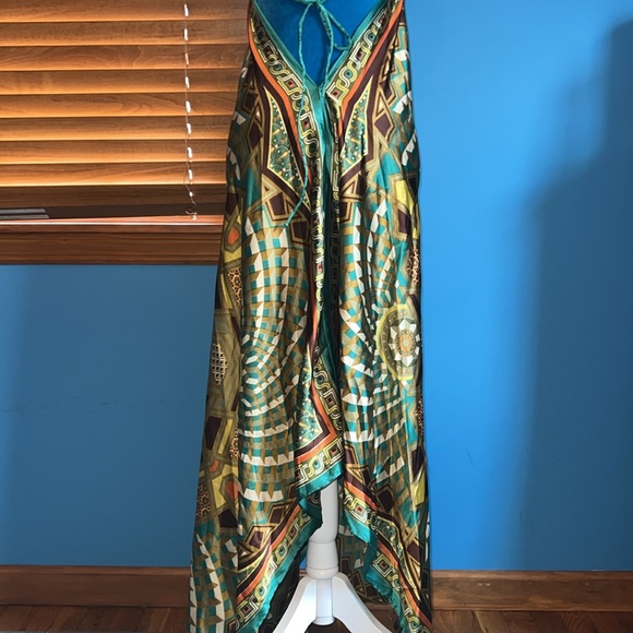 Silk V-cut dress with open back - Picture 7 of 10